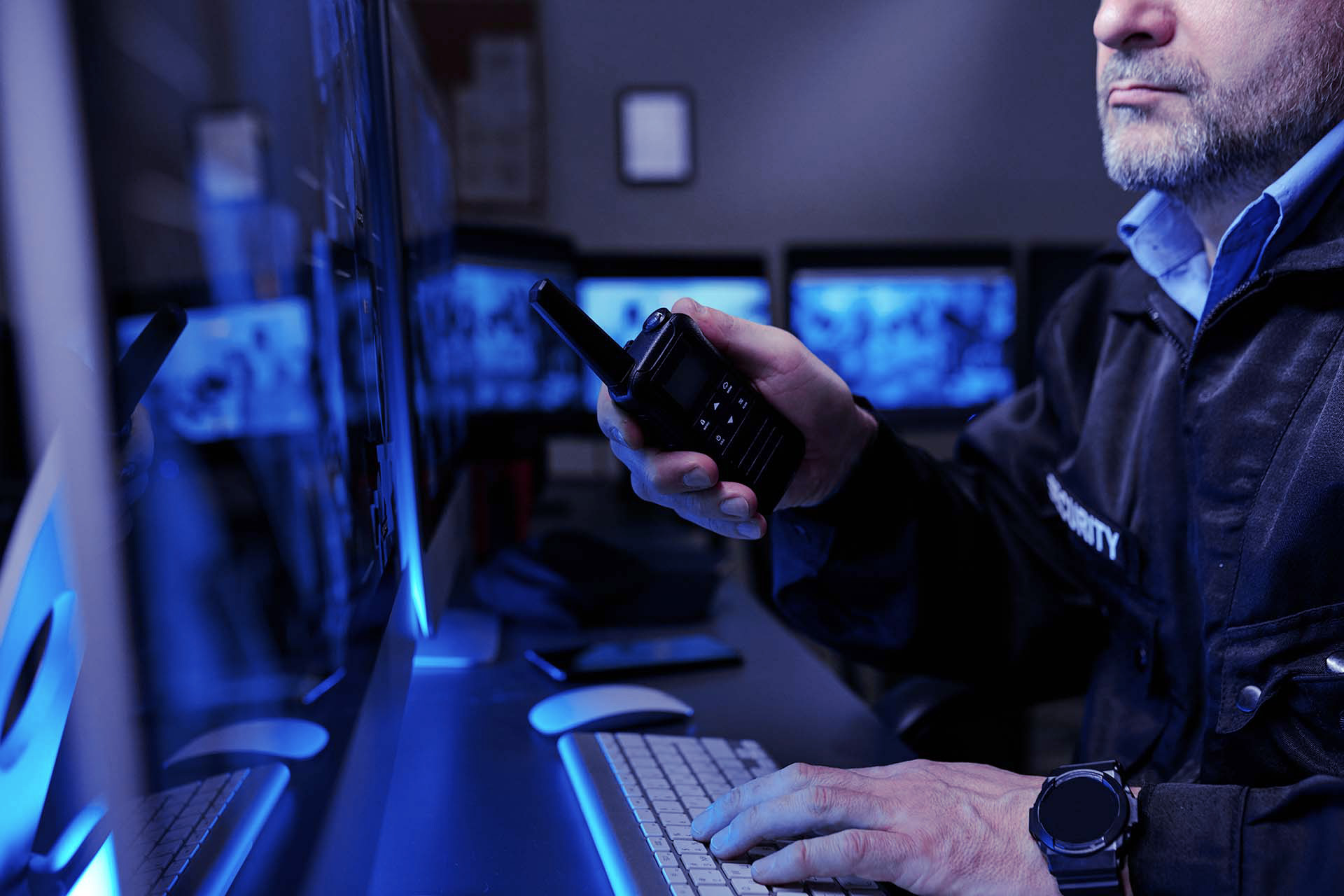 Beveiliger achter scherm 2